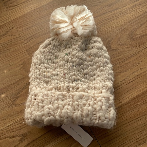 NWT! BRAND NEW!! Anthropologie Cream Knit Beanie w/GORGEOUS Pom ✨ - Picture 2 of 4